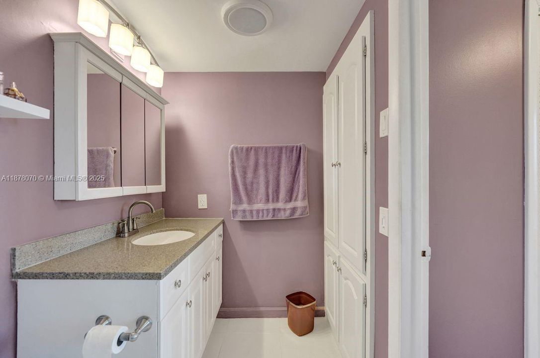 For Sale: $149,900 (1 beds, 1 baths, 844 Square Feet)