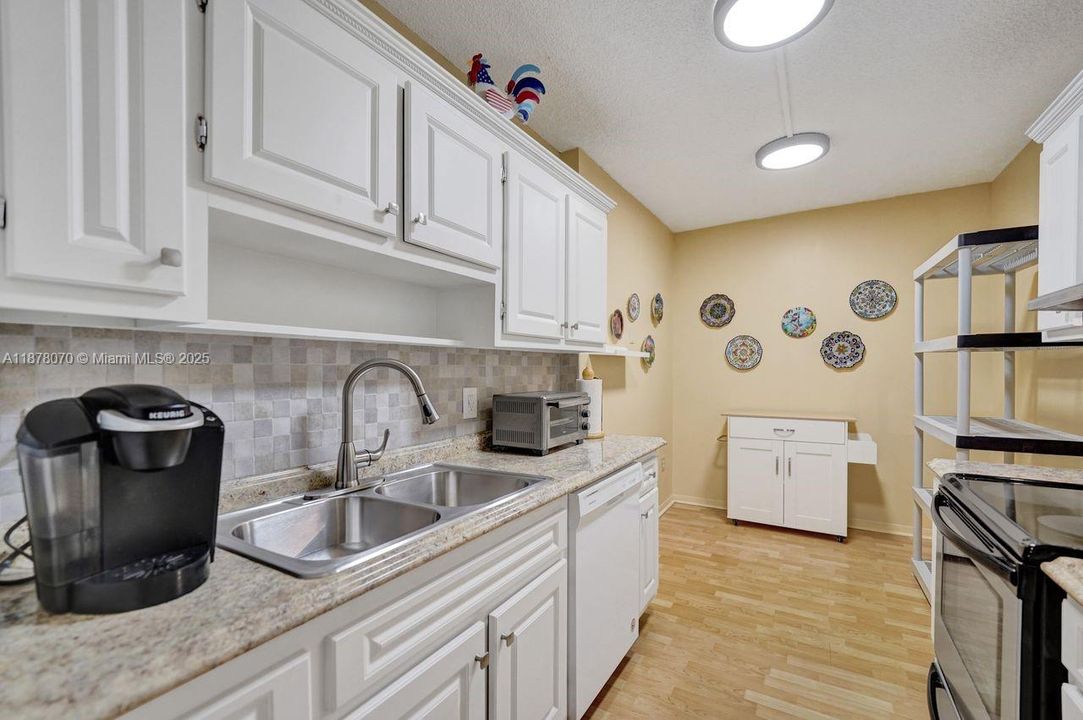 For Sale: $149,900 (1 beds, 1 baths, 844 Square Feet)