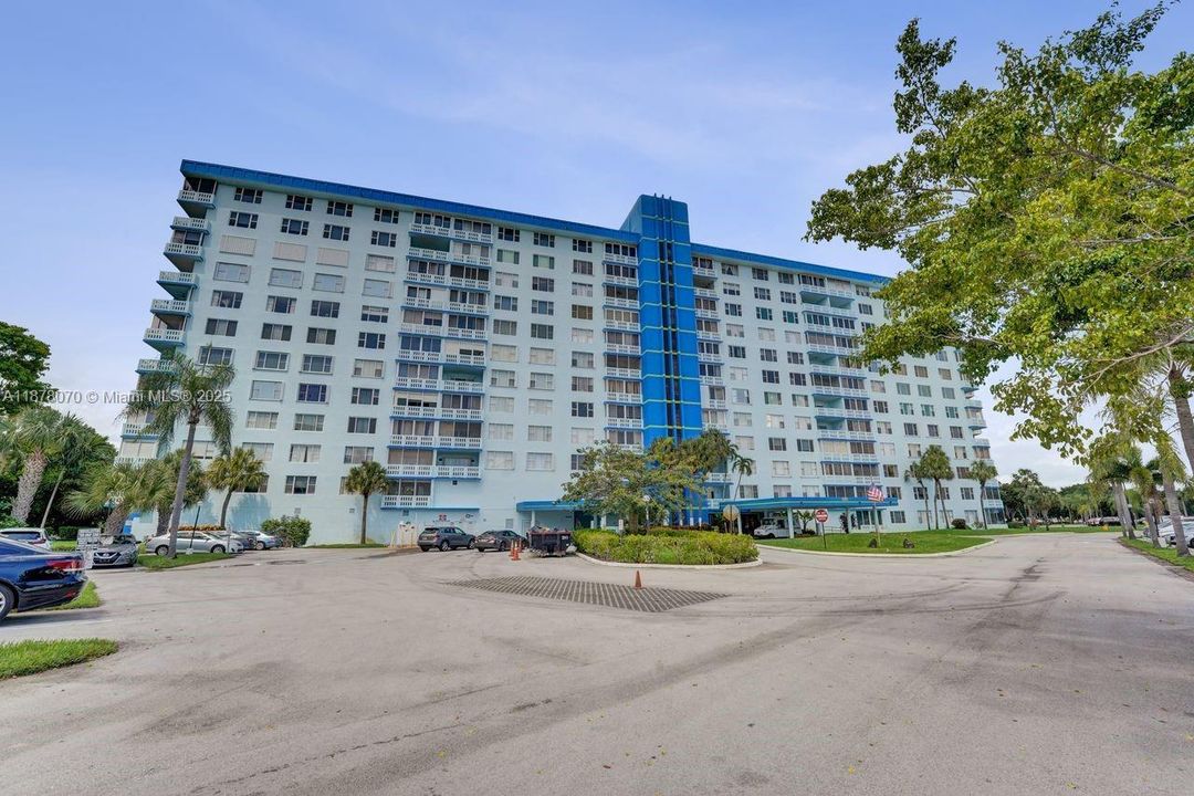 For Sale: $149,900 (1 beds, 1 baths, 844 Square Feet)