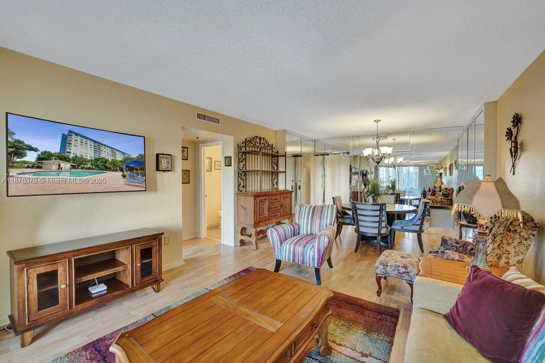 For Sale: $149,900 (1 beds, 1 baths, 844 Square Feet)