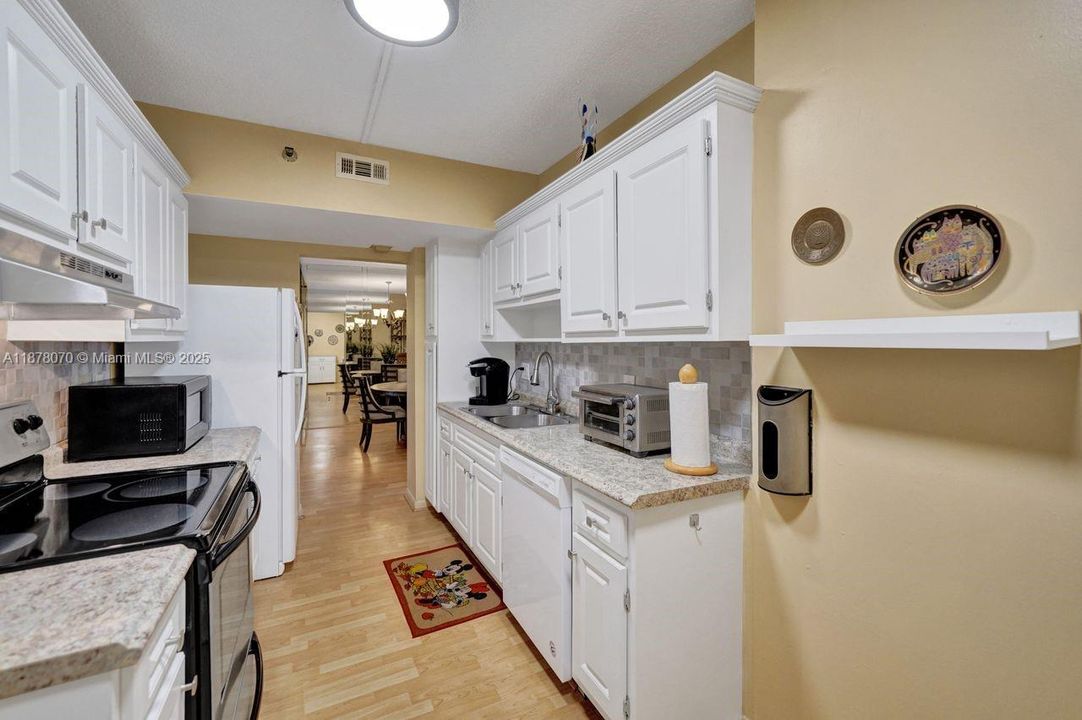 For Sale: $149,900 (1 beds, 1 baths, 844 Square Feet)