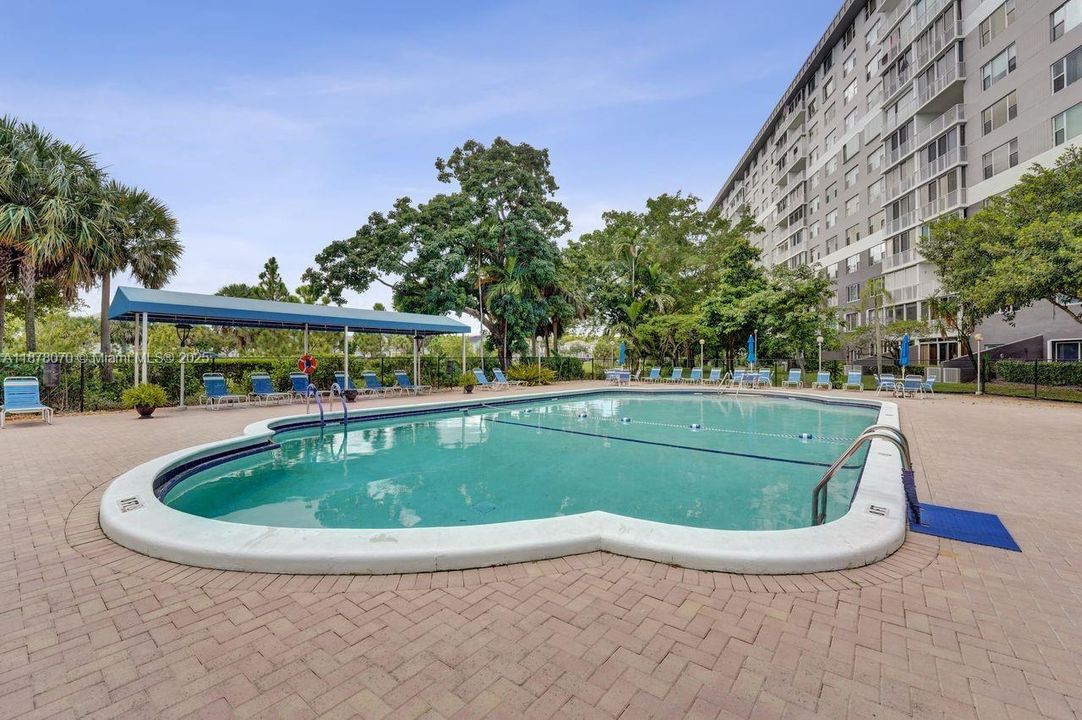 For Sale: $149,900 (1 beds, 1 baths, 844 Square Feet)