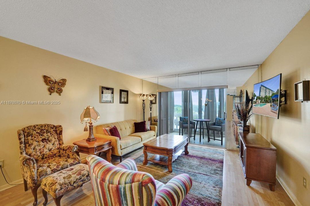 For Sale: $149,900 (1 beds, 1 baths, 844 Square Feet)