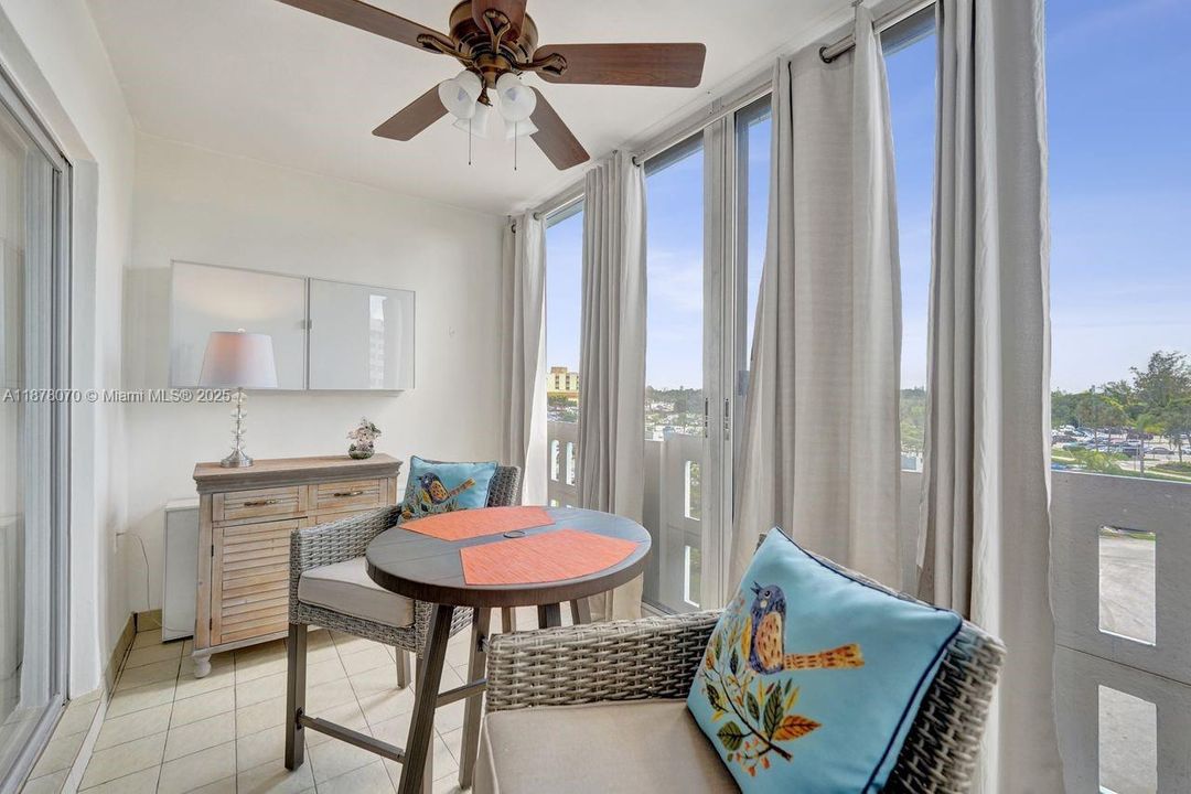 For Sale: $149,900 (1 beds, 1 baths, 844 Square Feet)