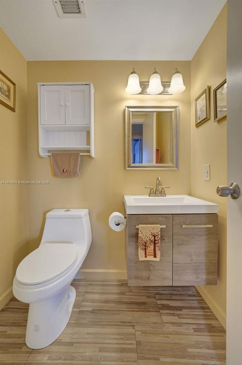 For Sale: $149,900 (1 beds, 1 baths, 844 Square Feet)