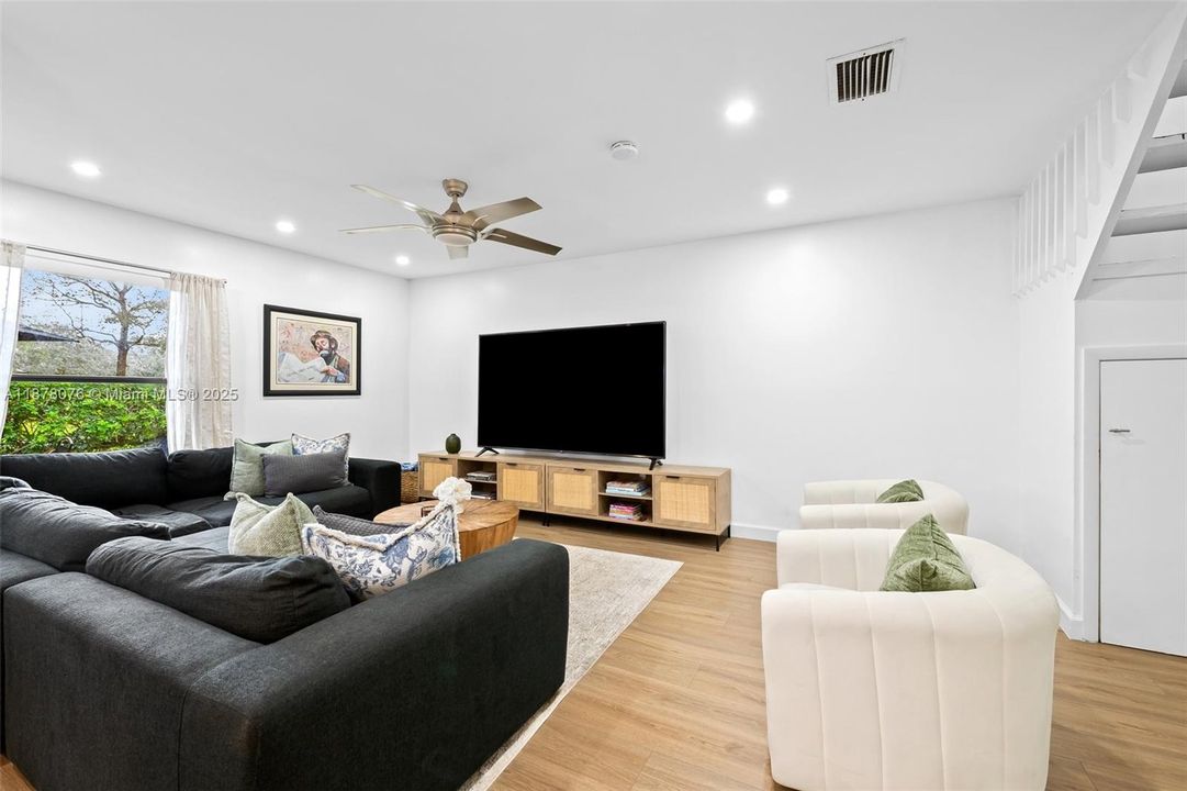 For Sale: $365,000 (3 beds, 2 baths, 1610 Square Feet)