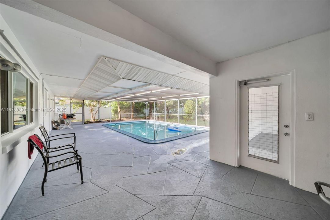 Vendido Recientemente: $344,900 (3 camas, 2 baños, 1931 Pies cuadrados)