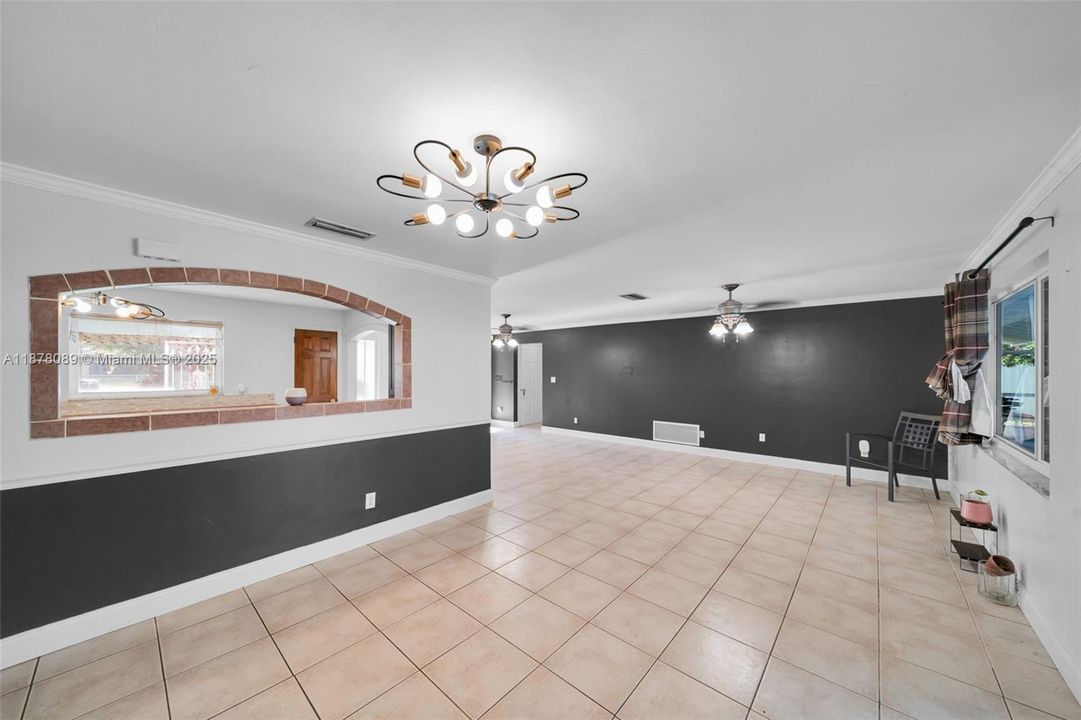 Vendido Recientemente: $344,900 (3 camas, 2 baños, 1931 Pies cuadrados)