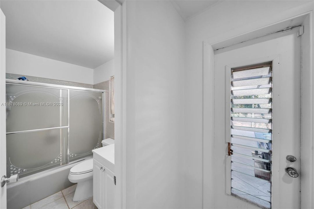 Vendido Recientemente: $344,900 (3 camas, 2 baños, 1931 Pies cuadrados)