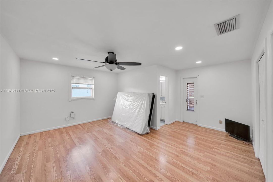 Vendido Recientemente: $344,900 (3 camas, 2 baños, 1931 Pies cuadrados)