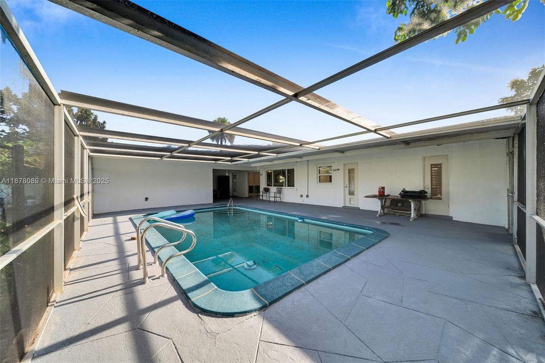 Vendido Recientemente: $344,900 (3 camas, 2 baños, 1931 Pies cuadrados)