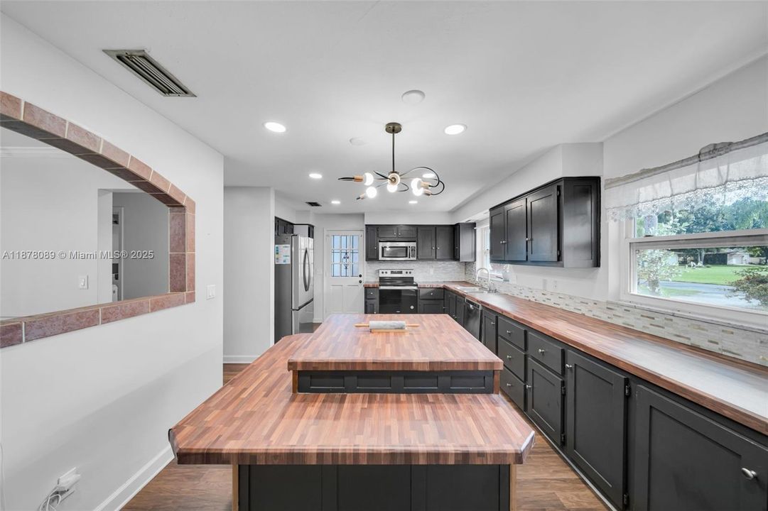 Vendido Recientemente: $344,900 (3 camas, 2 baños, 1931 Pies cuadrados)