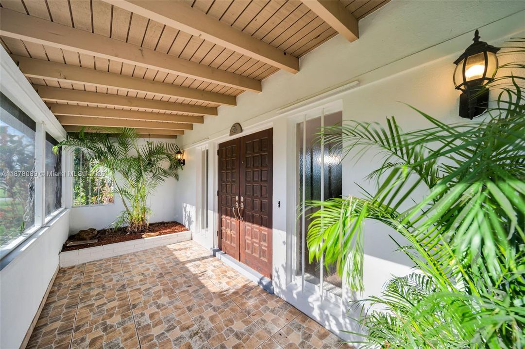 Vendido Recientemente: $344,900 (3 camas, 2 baños, 1931 Pies cuadrados)