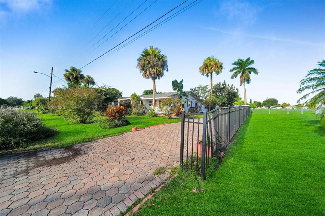 Vendido Recientemente: $344,900 (3 camas, 2 baños, 1931 Pies cuadrados)