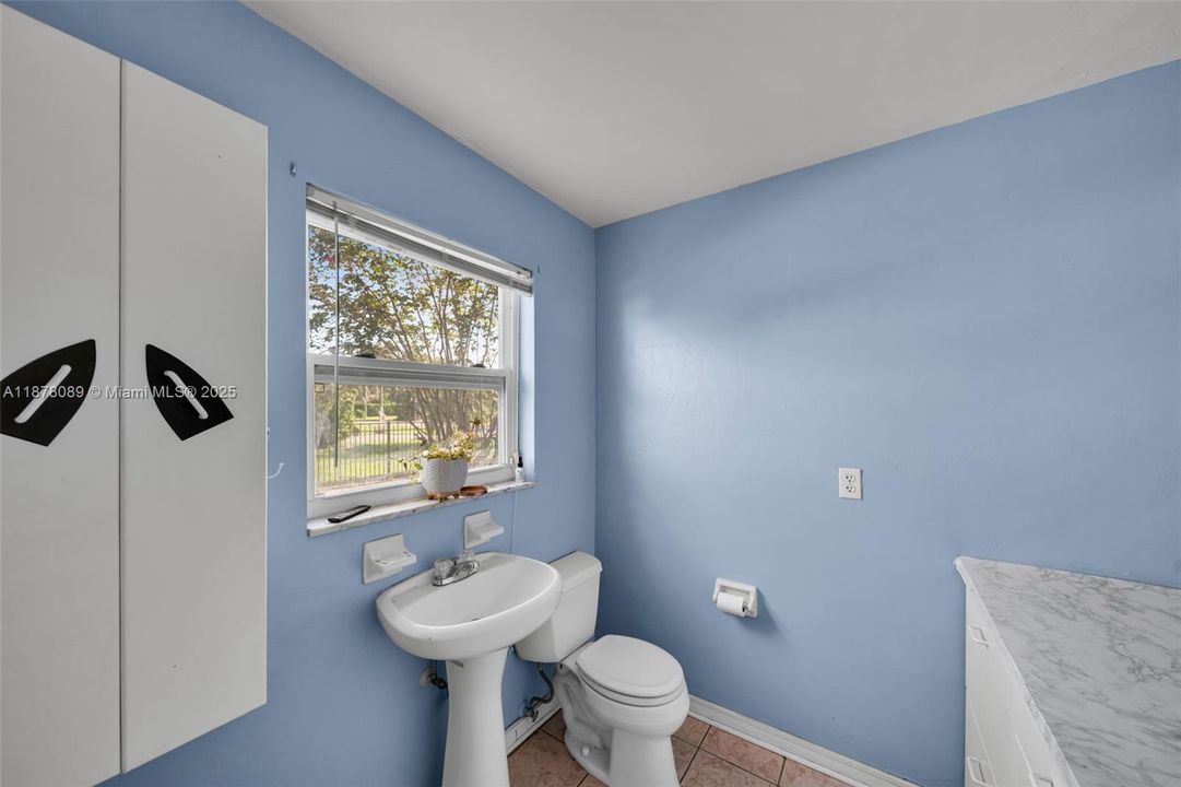 Vendido Recientemente: $344,900 (3 camas, 2 baños, 1931 Pies cuadrados)