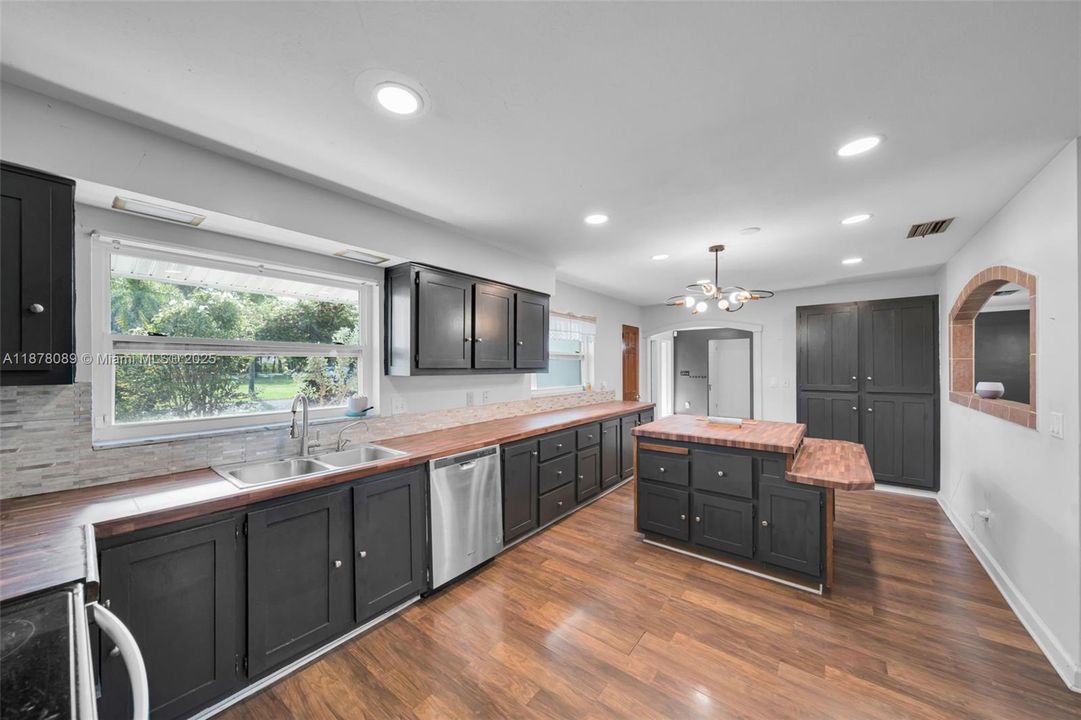 Vendido Recientemente: $344,900 (3 camas, 2 baños, 1931 Pies cuadrados)