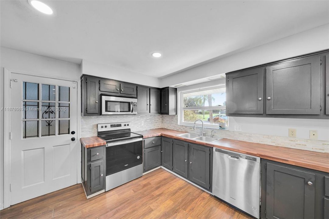 Vendido Recientemente: $344,900 (3 camas, 2 baños, 1931 Pies cuadrados)