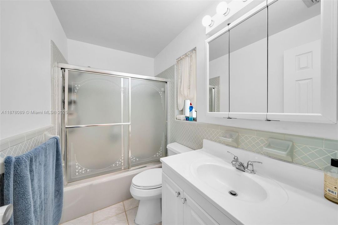 Vendido Recientemente: $344,900 (3 camas, 2 baños, 1931 Pies cuadrados)