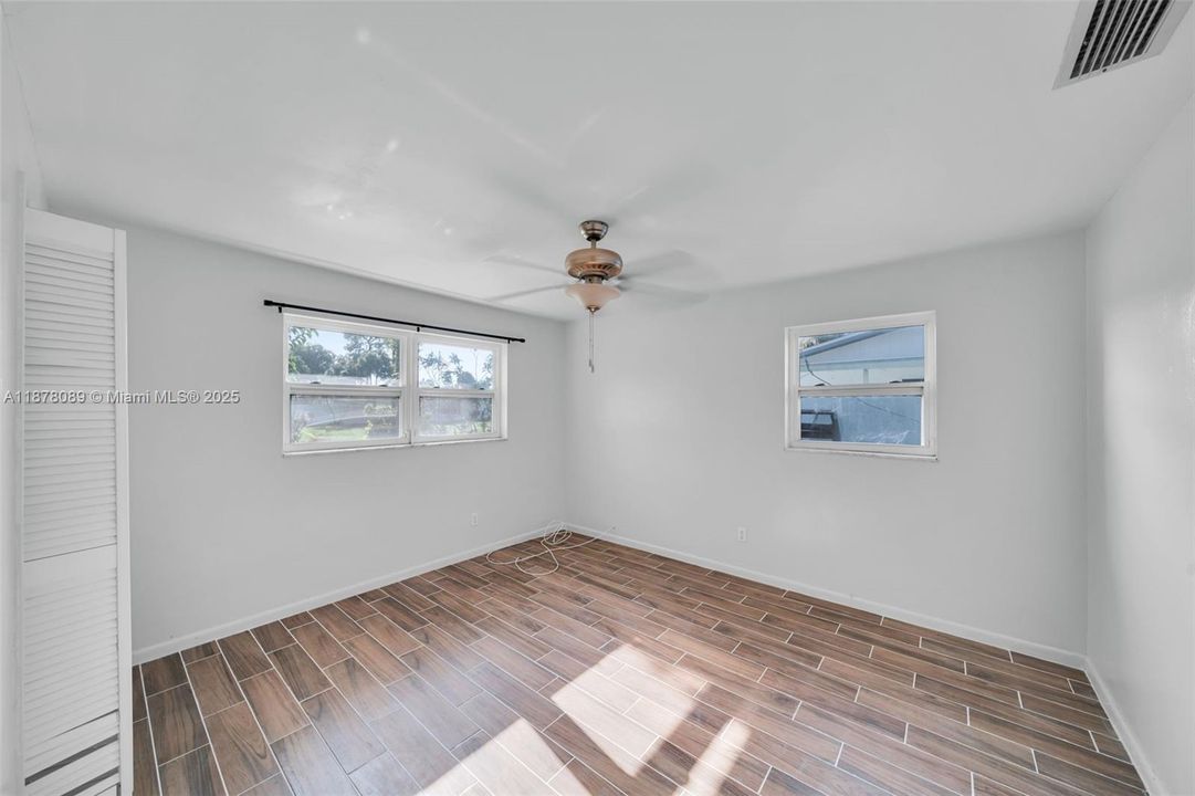 Vendido Recientemente: $344,900 (3 camas, 2 baños, 1931 Pies cuadrados)