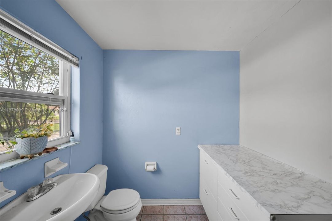 Vendido Recientemente: $344,900 (3 camas, 2 baños, 1931 Pies cuadrados)