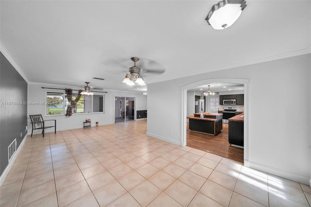 Vendido Recientemente: $344,900 (3 camas, 2 baños, 1931 Pies cuadrados)