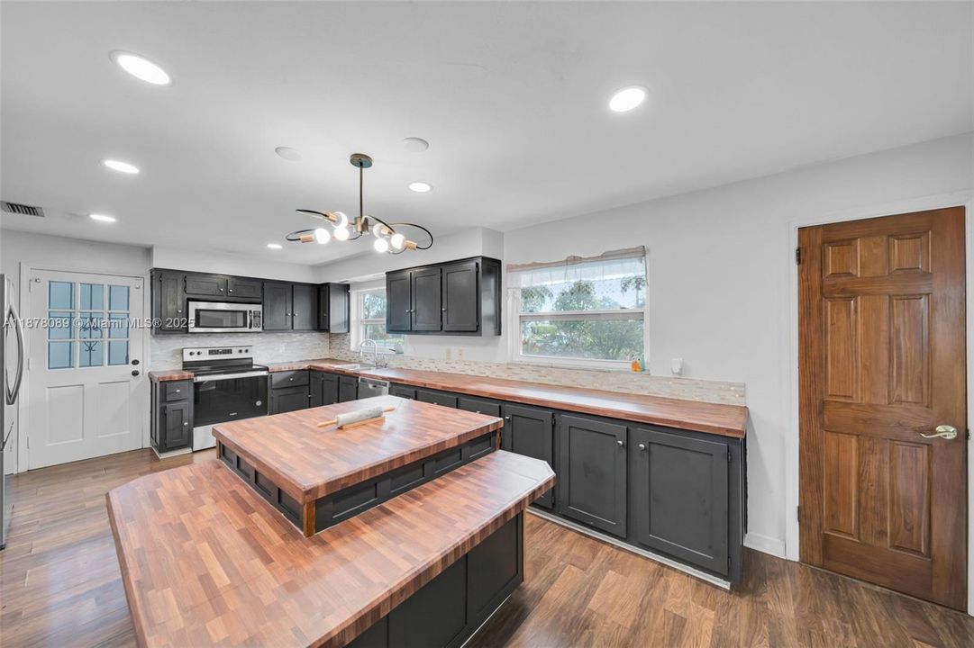 Vendido Recientemente: $344,900 (3 camas, 2 baños, 1931 Pies cuadrados)