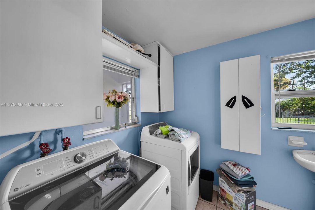 Vendido Recientemente: $344,900 (3 camas, 2 baños, 1931 Pies cuadrados)