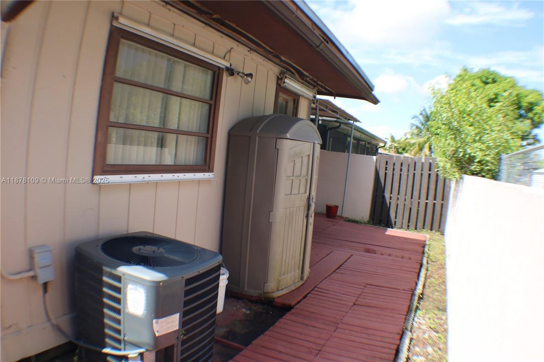 For Sale: $470,000 (3 beds, 2 baths, 1101 Square Feet)