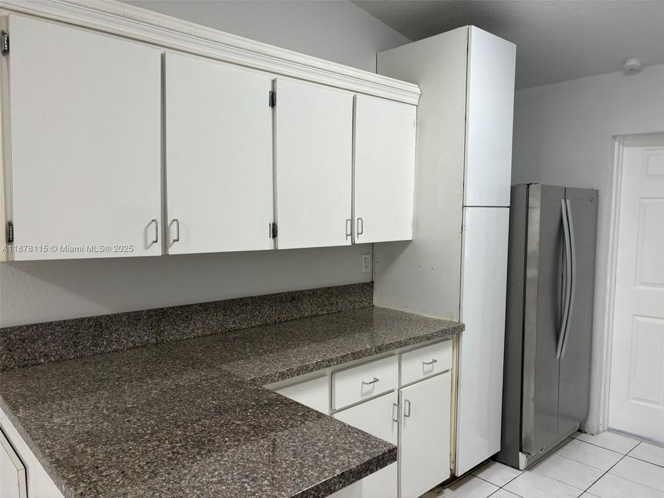 合同活跃: $284,900 (2 贝兹, 1 浴室, 944 平方英尺)