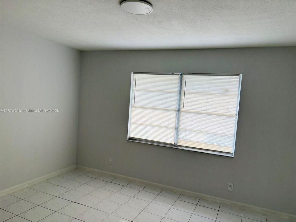 合同活跃: $284,900 (2 贝兹, 1 浴室, 944 平方英尺)