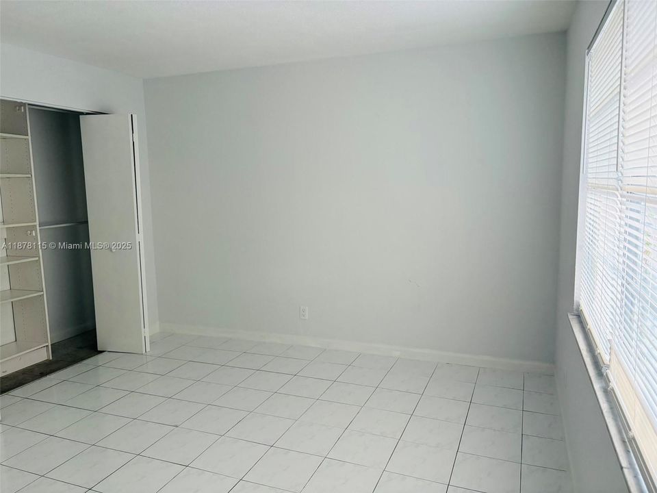 合同活跃: $284,900 (2 贝兹, 1 浴室, 944 平方英尺)