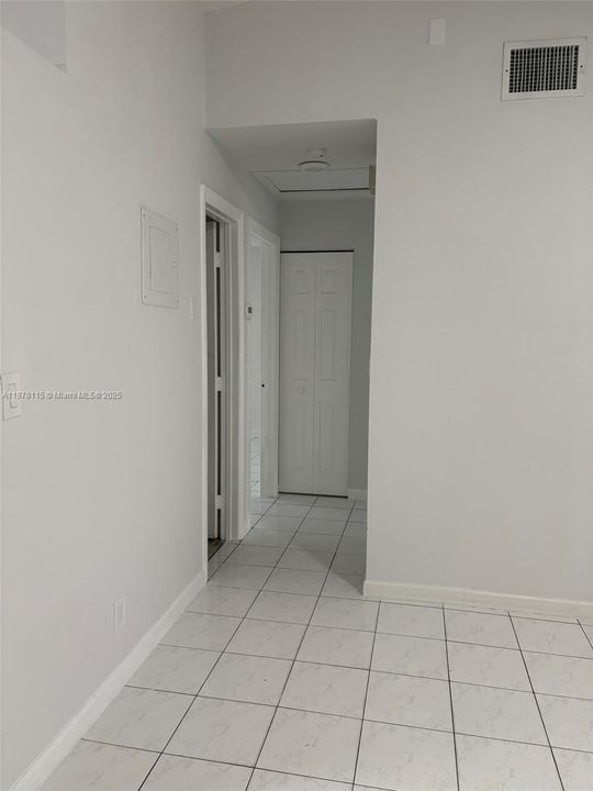 合同活跃: $284,900 (2 贝兹, 1 浴室, 944 平方英尺)