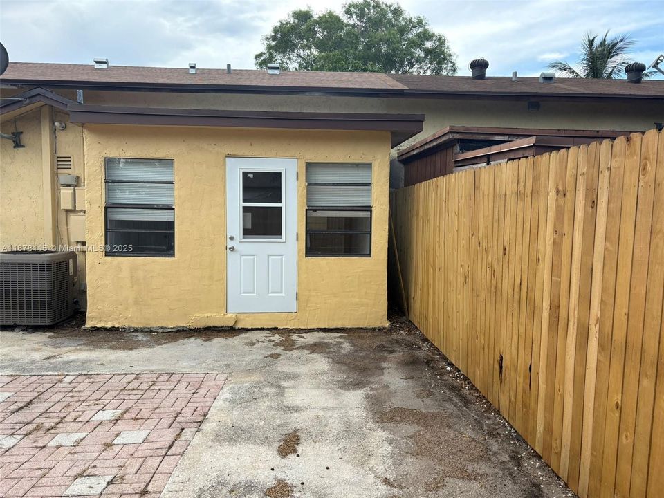 合同活跃: $284,900 (2 贝兹, 1 浴室, 944 平方英尺)