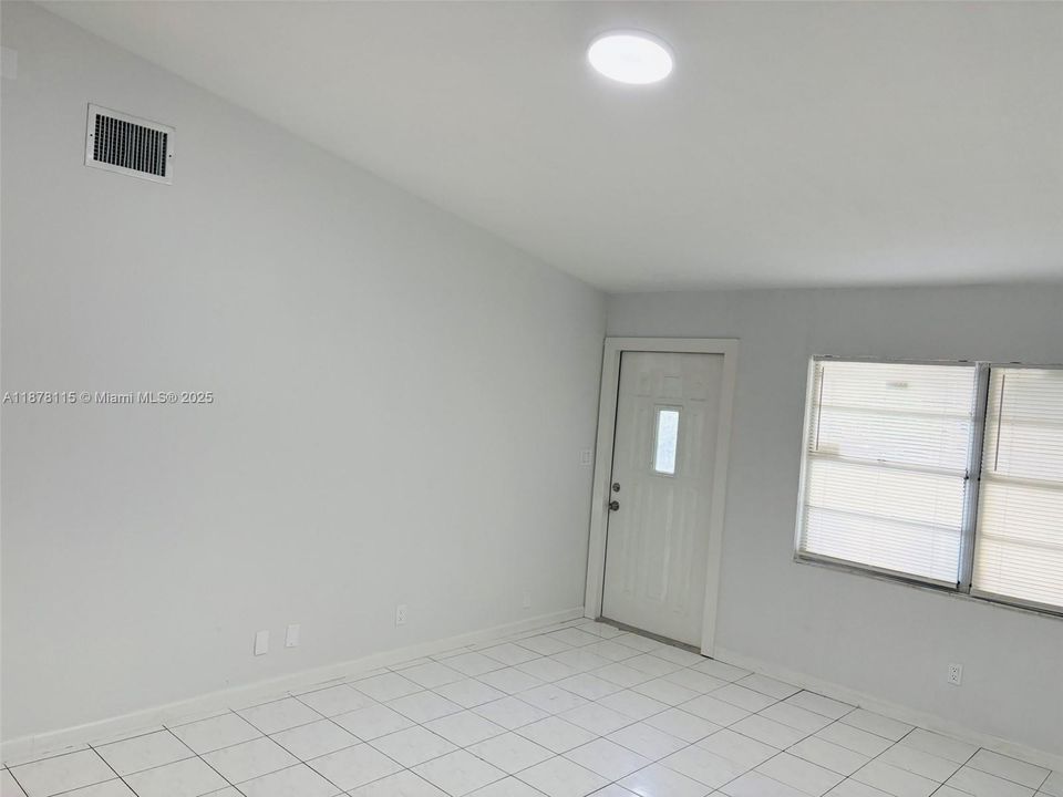 合同活跃: $284,900 (2 贝兹, 1 浴室, 944 平方英尺)