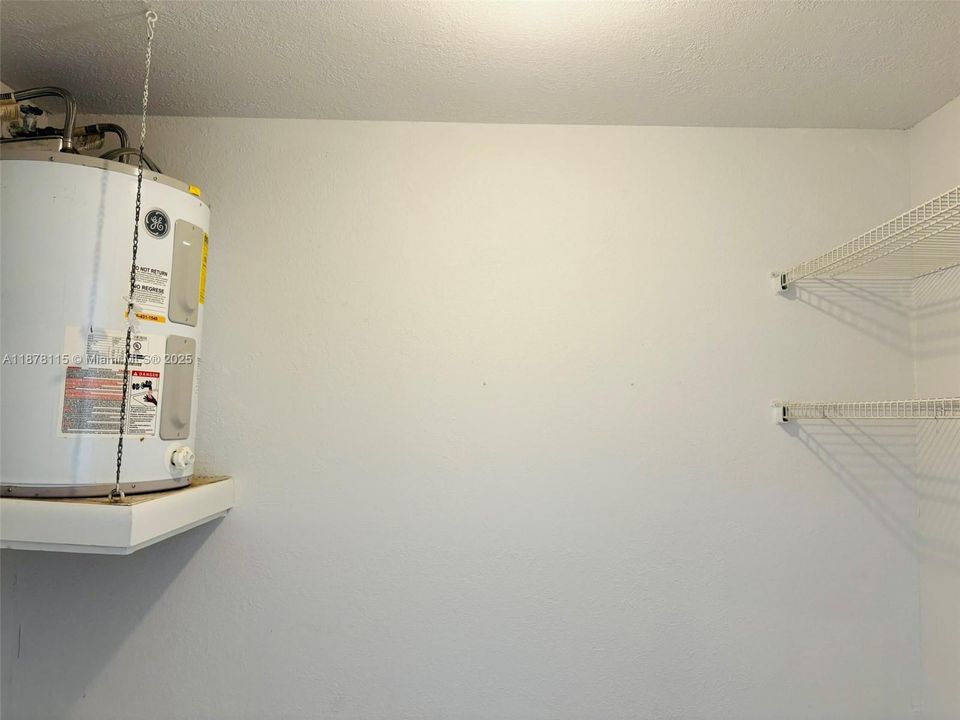 合同活跃: $284,900 (2 贝兹, 1 浴室, 944 平方英尺)