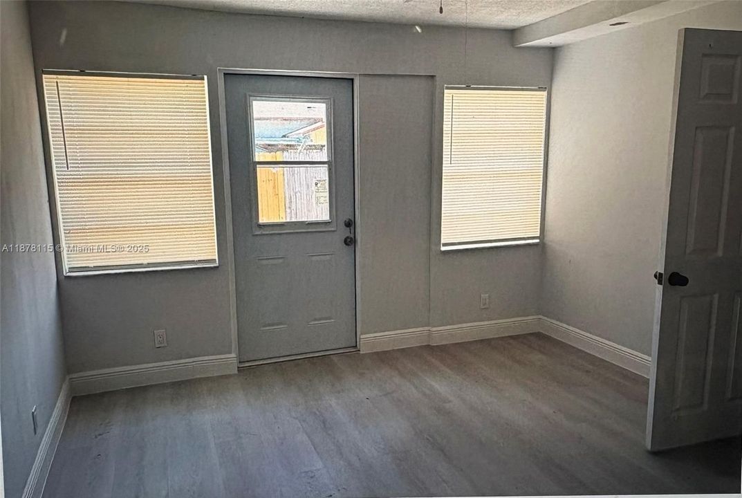 合同活跃: $284,900 (2 贝兹, 1 浴室, 944 平方英尺)