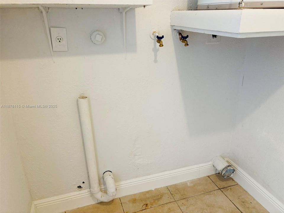 合同活跃: $284,900 (2 贝兹, 1 浴室, 944 平方英尺)