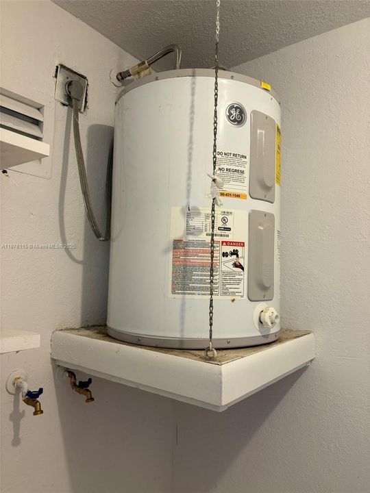 合同活跃: $284,900 (2 贝兹, 1 浴室, 944 平方英尺)