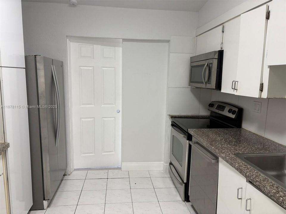 合同活跃: $284,900 (2 贝兹, 1 浴室, 944 平方英尺)