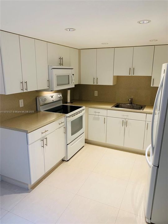 For Sale: $349,900 (2 beds, 2 baths, 1235 Square Feet)