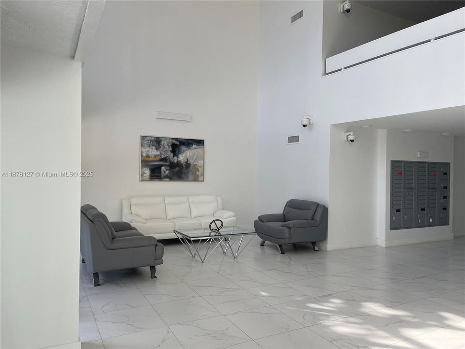 For Sale: $349,900 (2 beds, 2 baths, 1235 Square Feet)