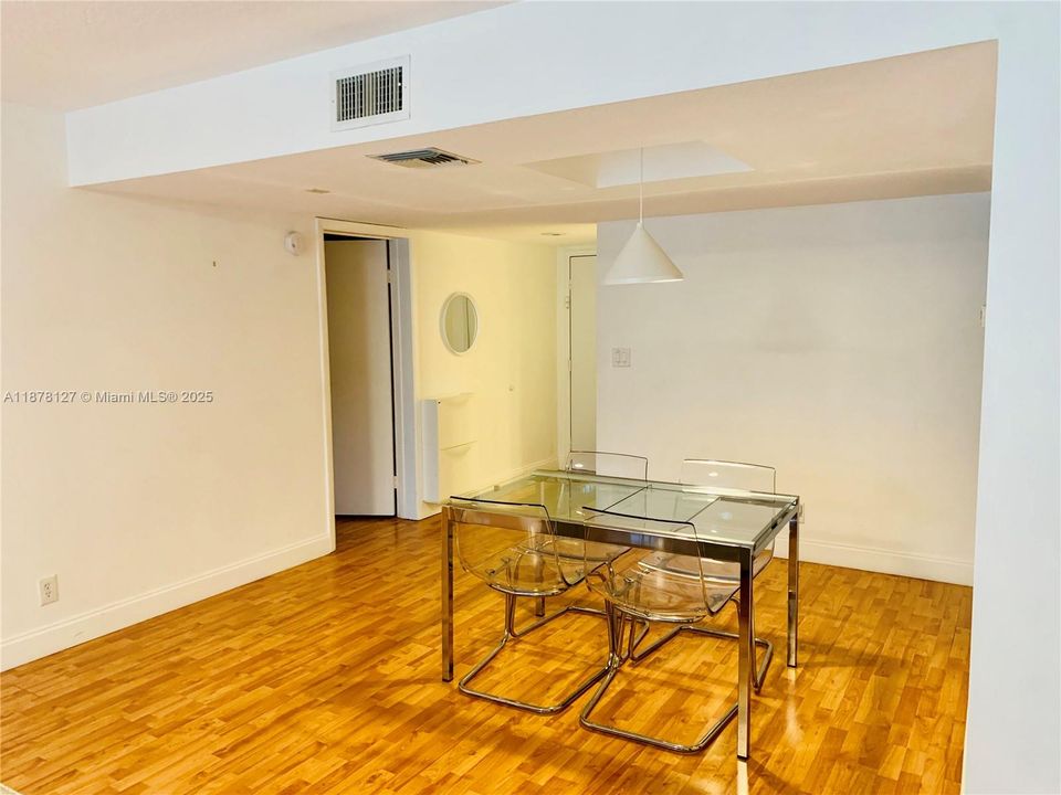 For Sale: $349,900 (2 beds, 2 baths, 1235 Square Feet)