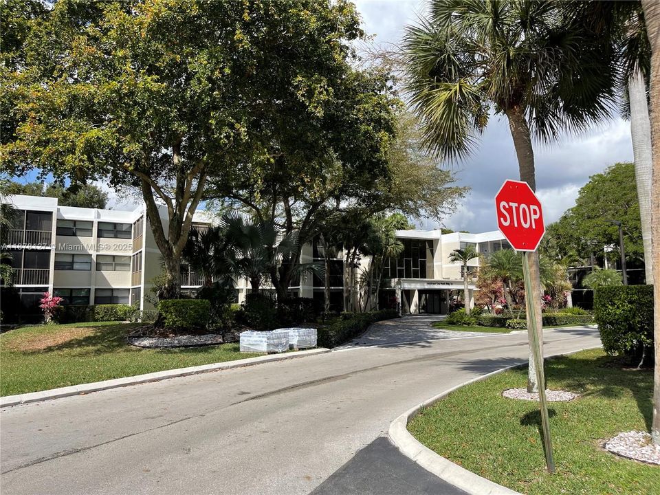 For Sale: $349,900 (2 beds, 2 baths, 1235 Square Feet)