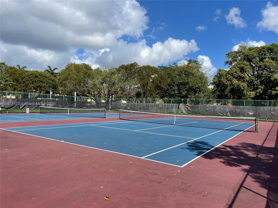 For Sale: $349,900 (2 beds, 2 baths, 1235 Square Feet)