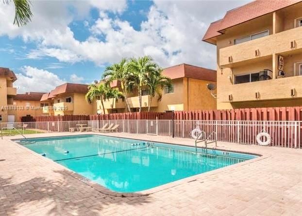 最近售出: $255,000 (1 贝兹, 1 浴室, 755 平方英尺)