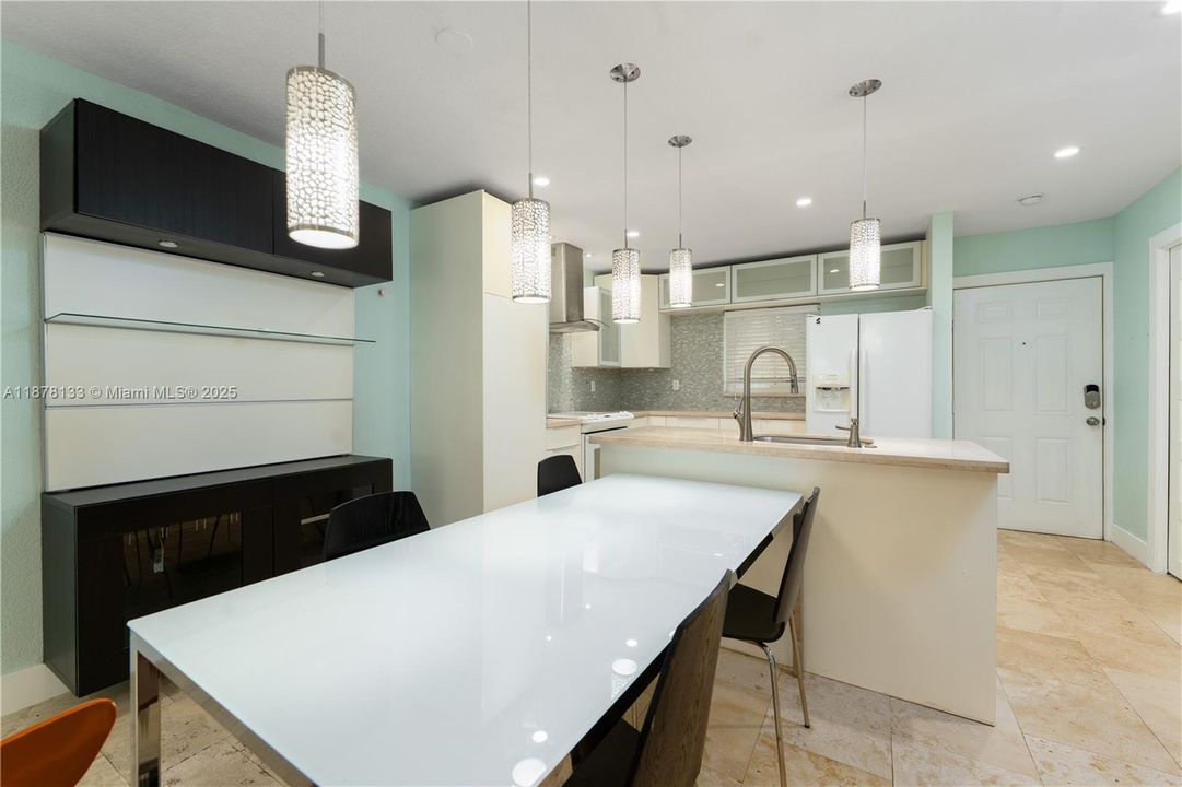 最近售出: $255,000 (1 贝兹, 1 浴室, 755 平方英尺)