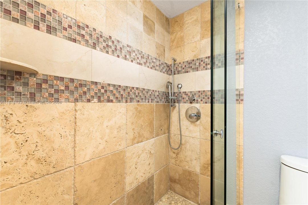 最近售出: $255,000 (1 贝兹, 1 浴室, 755 平方英尺)