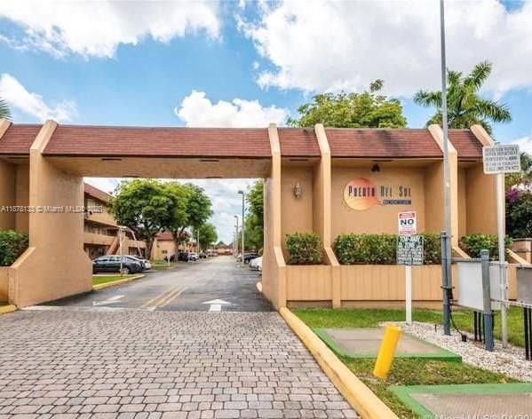 最近售出: $255,000 (1 贝兹, 1 浴室, 755 平方英尺)