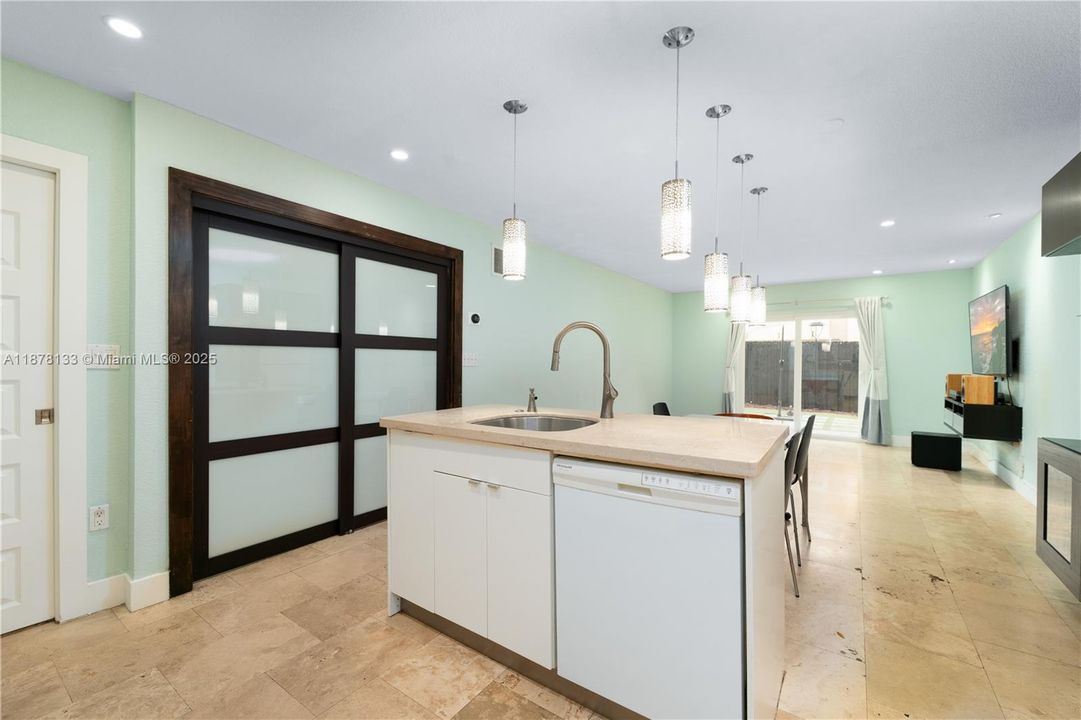 最近售出: $255,000 (1 贝兹, 1 浴室, 755 平方英尺)