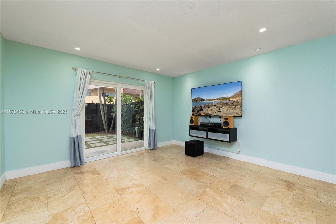 最近售出: $255,000 (1 贝兹, 1 浴室, 755 平方英尺)